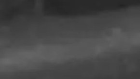 La policía de Los Ángeles publicó imágenes del sospechoso y de un auto de color oscuro en el que se vio al sospechoso.