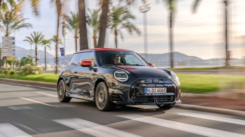 MINI Cooper SE con acabado JCW