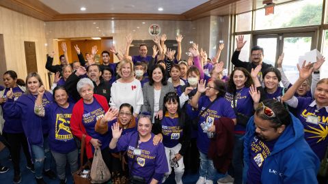 Trabajadores de hospitales de LA celebran junto a la supervisoras Hahn y Solís.