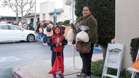 Araceli Serrato y su hijo Aiden recibieron su kit para preparar sus tamales.