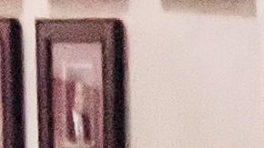 Mirvette Judeh (i) con sus dos hijas Salma y Ayah con sus keffiyehs puestos.