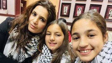 Mirvette Judeh (i) con sus dos hijas Salma y Ayah con sus keffiyehs puestos.