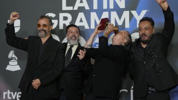 Molotov tras ganar en el Latin Grammy 2023 en Sevilla.