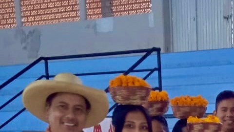 Muchachas vestidas a la usanza nahuatl en Tlamamala