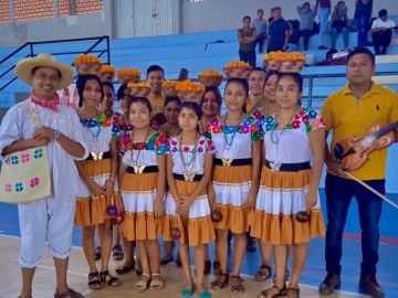 Muchachas vestidas a la usanza nahuatl en Tlamamala
