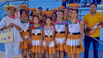 Muchachas vestidas a la usanza nahuatl en Tlamamala