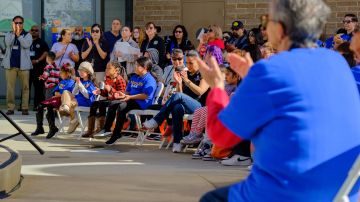 La comunidad aplaude durante la ceremonia de inauguración en el Parque Nogales en Walnut Park. (Isaac Ceja/La Opinion)