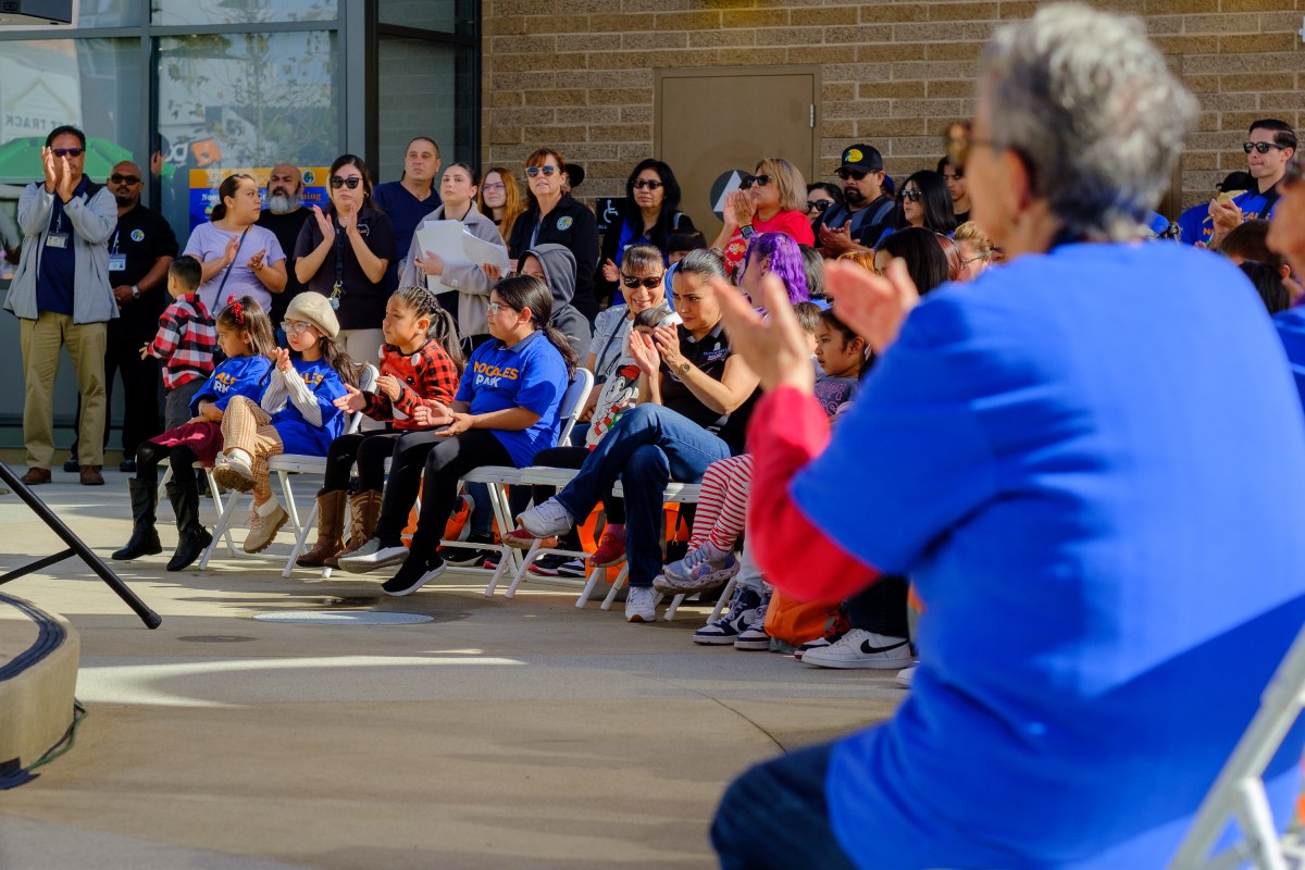 Celebran apertura de nuevo parque en Walnut Park La Opinión