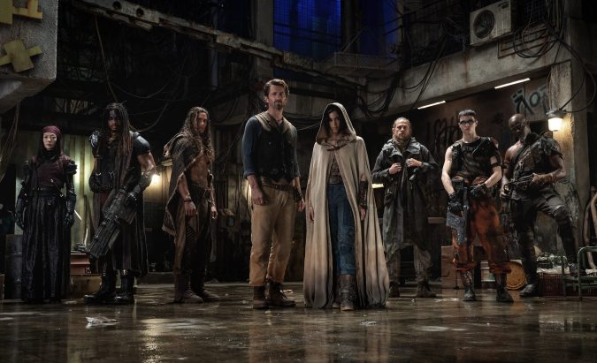 De izq. a dcha: Doona Bae como Nemesis, Ray Fisher como Bloodaxe, Staz Nair como Tarak, Michiel Huisman como Gunnar, Sofia Boutella como Kora, Charlie Hunnam como Kai, E. Duffy como Milius y Djimon Hounsou como Titus en "Rebel Moon".