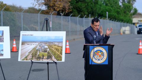 Asambleista Anthony Rendon habla durante una conferencia de prensa sobre el Centro Cultural del Sureste de Los Angeles (SELA) cerca del Rio de Los Angeles en South Gate.