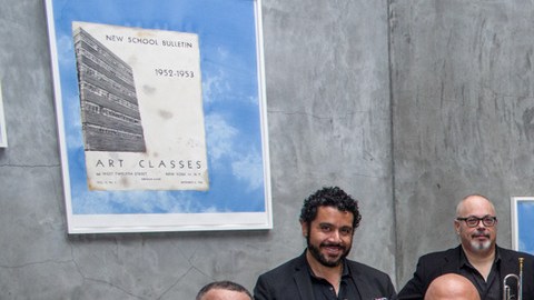 Óscar Hernández (cuarto de izquierda a derecha), comenzó su carrera en el garaje de un edificio del sur de El Bronx.