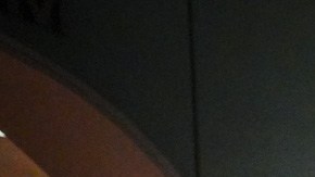 Alec Gancman, sobreviviente del Holocausto y Leah Soibel, fundadora y presidenta de Fuente Latina encienden una luz contra el odio hacia la comunidad judía. (Cortesía Fuente Latina)