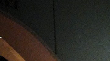 Alec Gancman, sobreviviente del Holocausto y Leah Soibel, fundadora y presidenta de Fuente Latina encienden una luz contra el odio hacia la comunidad judía. (Cortesía Fuente Latina)