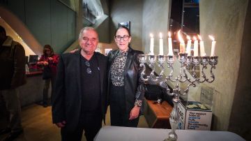 Alec Gancman, sobreviviente del Holocausto y Leah Soibel, fundadora y presidenta de Fuente Latina encienden una luz contra el odio hacia la comunidad judía. (Cortesía Fuente Latina)