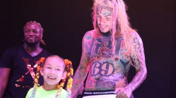 Tekashi 6ix9ine y su hija durante un concierto en Miami.