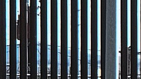 Migrantes cruzan la cerca de púas cerca del muro fronterizo en Texas para entregarse a las autoridades de Estados Unidos.