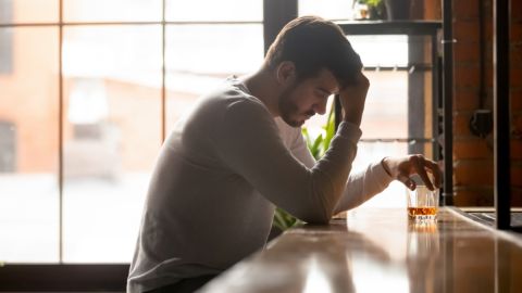 Abuso de alcohol y la soledad aumentan riesgo de demencia