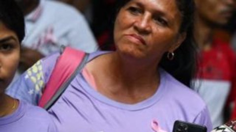 Manifestantes se congregaron el 20 de octubre frente a la sede del CNE en Caracas para expresar su apoyo al referendo.