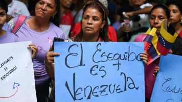 Manifestantes se congregaron el 20 de octubre frente a la sede del CNE en Caracas para expresar su apoyo al referendo.