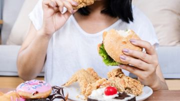 Comer alimentos grasos cuando estás estresado es una combinación fatal: estudio