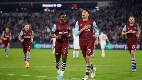 Edson Álvarez en celebración de gol con el West Ham.