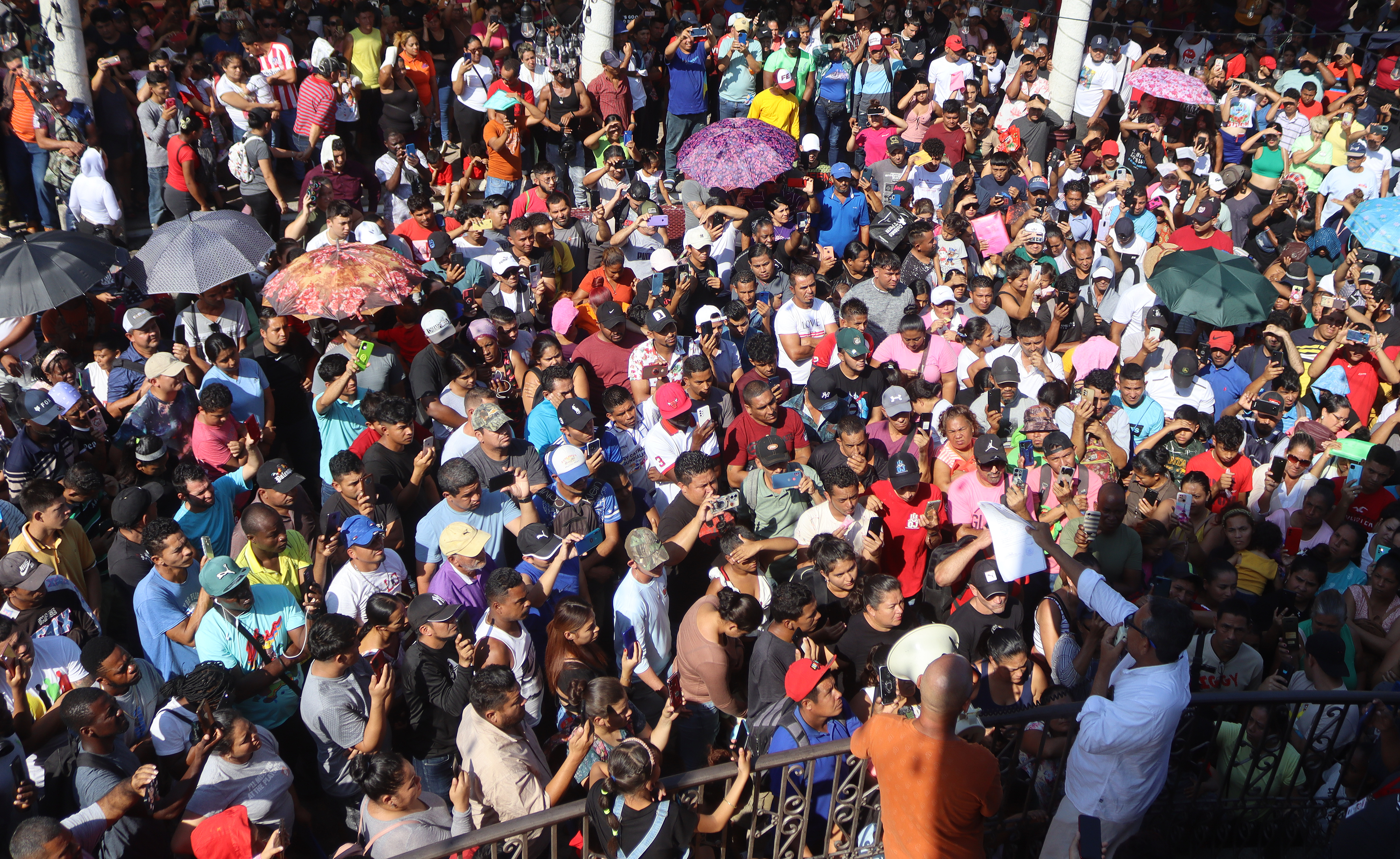 Cientos de inmigrantes reciben instrucciones de autoridades migratorias mexicanas, para recibir amparos en la ciudad de Tapachula, en Chiapas.
