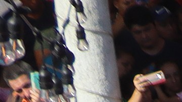 Cientos de inmigrantes reciben instrucciones de autoridades migratorias mexicanas, para recibir amparos en la ciudad de Tapachula, en Chiapas.