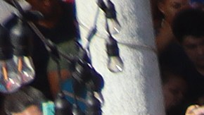 Cientos de inmigrantes reciben instrucciones de autoridades migratorias mexicanas, para recibir amparos en la ciudad de Tapachula, en Chiapas.