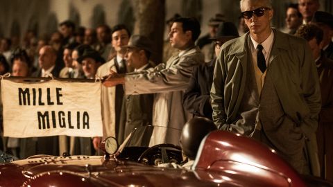 Adam Driver es Enzo Ferrari en "Ferrari" de Michael Mann.