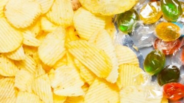 Adultos estadounidenses consumen en snacks el equivalente a una comida: estudio