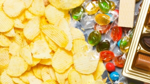 Adultos estadounidenses consumen en snacks el equivalente a una comida: estudio