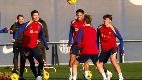 El delantero polaco Robert Lewandowski junto a sus compañeros durante un entrenamiento del FC Barcelona.