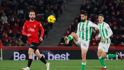 El mediocampista español Isco dominando un balón en la mitad del campo durante la victoria del Betis en Son Moix.