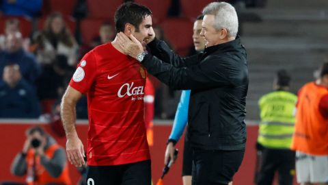 El delantero del RCD Mallorca Abdón Prats es felicitado por su entrenador Javier Aguirre tras anotar el 3-0.