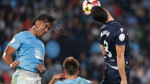 GRAF054. VIGO (PONTEVEDRA), 23/01/2024.- El centrocampista de la Real Sociedad Mikel Merino (d) cabecea ante Renato Tapia (i) del Celta, durante el partido de cuartos de final de la Copa del Rey que Celta de Vigo y Real Sociedad disputan este martes en Balaídos, Vigo (Galicia). EFE/ Salvador Sas