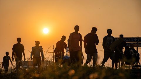 Miles de migrantes con los pies cubiertos de llagas, deshidratados y hambrientos suplican a México “corredor humanitario”