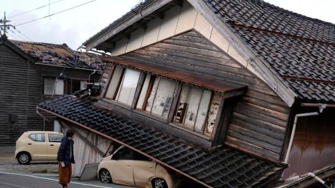 Sube a 48 los muertos en Japón tras el terremoto de 7.6 grados