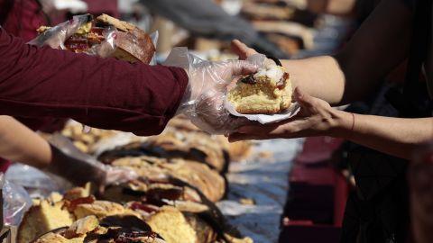 Una monumental rosca de Reyes se repartió en el Zócalo de Ciudad de México.