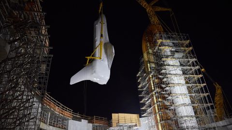 Los Angeles (United States), 31/01/2024.- Space shuttle Endeavor is lifted by crane into its new permanent location at The California Science Center in Los Angeles, California, USA, 30 January 2024. The museum is in the complex process of moving each of space shuttle Endeavour'Äôs components into place for the shuttle's upcoming 20-story vertical display 'Go For Stack'. EFE/EPA/ALLISON DINNER