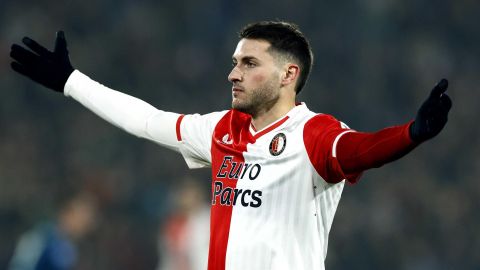 Rotterdam (Netherlands), 24/01/2024.- Santiago Gimenez of Feyenoord reacts during the KNVB Cup soccer match between Feyenoord and PSV at Feyenoord Stadium de Kuip in Rotterdam, Netherlands, 24 January 2024. (Países Bajos; Holanda) EFE/EPA/KOEN VAN WEEL