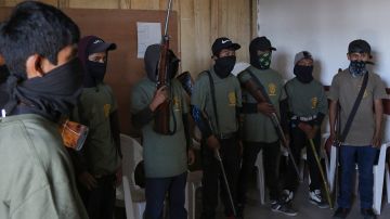 FOTO: Niños al sur de México reciben armas para defenderse del crimen organizado