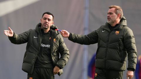 Xavi Hernández junto a su asistente y hermano, Óscar, durante un entrenamiento del FC Barcelona.