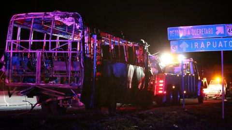 Detención de tres criminales deja un muerto, bloqueos y automóviles incendiados en México