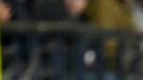 El delantero del Villarreal Gerard Moreno lucha por el balón con los jugadores del Mallorca.