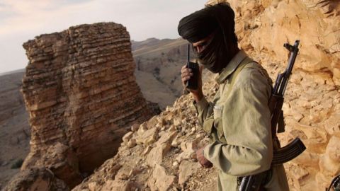 Un guerrillero de la tribu marri del pueblo baluchi vigila los movimientos de las tropas paquistaníes en la provincia de Baluchistán.