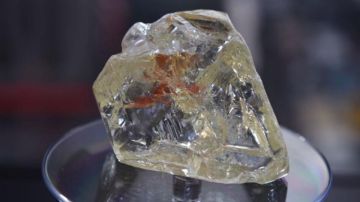 La masiva piedra preciosa se conoce como el "diamante de la paz" y fue vendida por $6.5 millones.