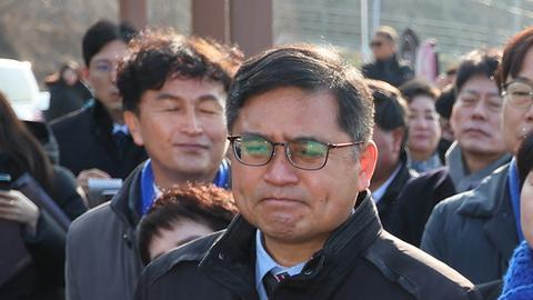 Apuñalado en el cuello principal líder opositor surcoreano