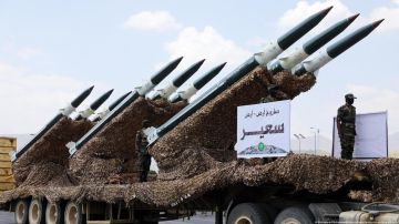 Misiles de largo alcance durante un desfile militar del grupo rebelde Huti en Sanaa, Yemen.