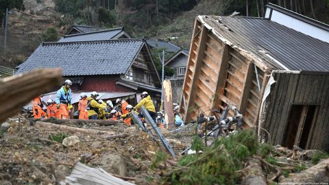 Miles siguen evacuados a tres semanas del terremoto de Japón