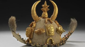 Un gorro ceremonial usado por los cortesanos en las coronaciones se encuentra entre los artículos que serán devueltos en préstamo a Ghana.